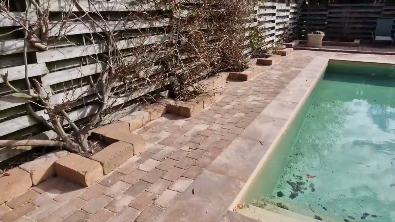 Stens&auml;ttning runt om pool i L&ouml;ddek&ouml;pinge