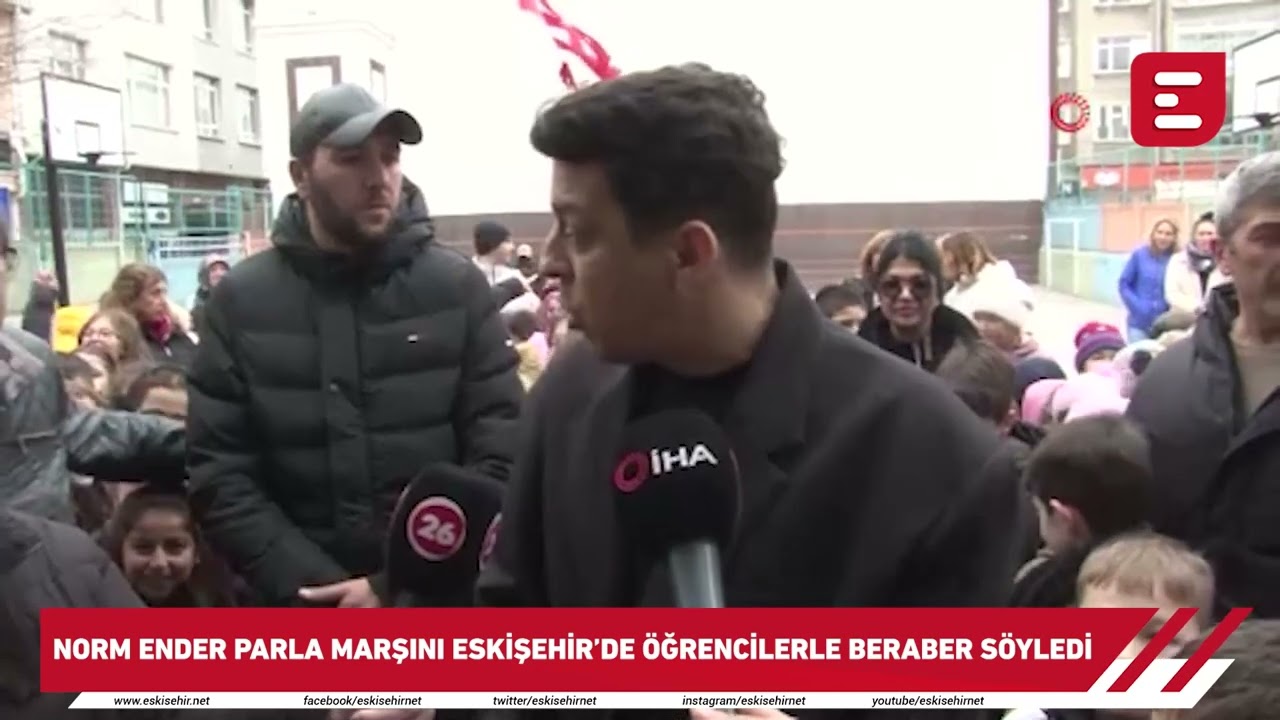 Norm Ender, 'Parla' marşını Eskişehir'de öğrencilerle birlikte söyledi