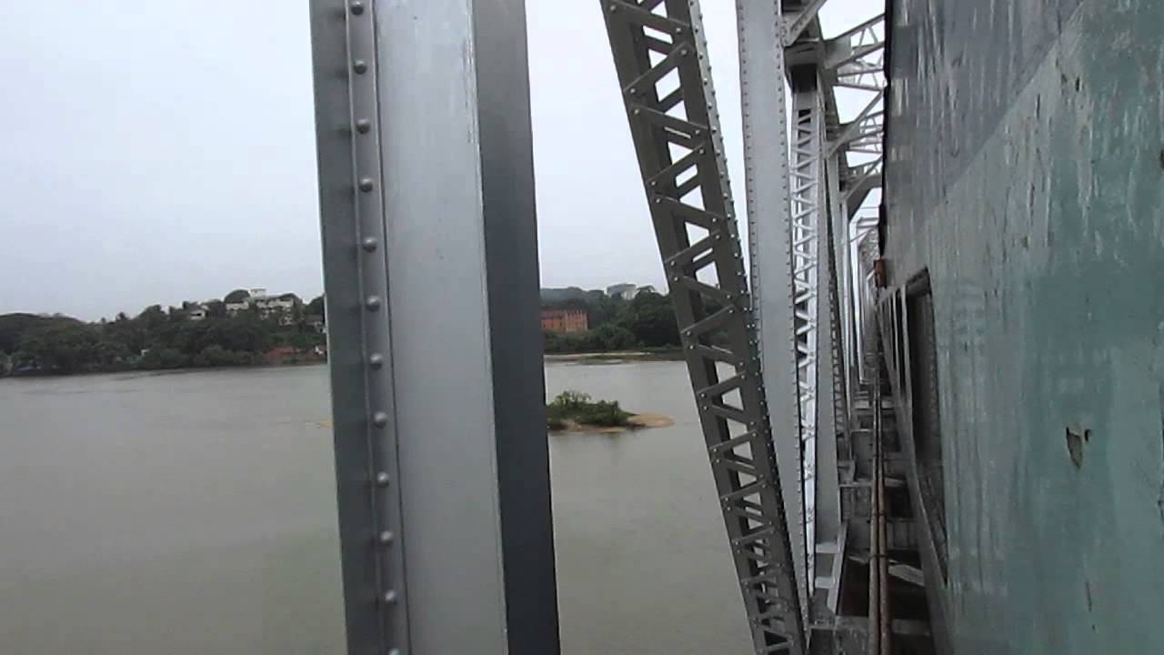 12685 Chennai Central-Mangalore Central Super Fast express crossing Nethravathi river bridge!