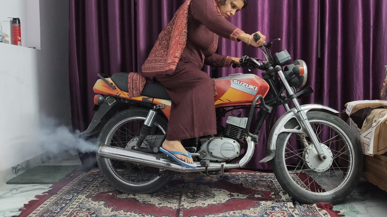 Girl Cold Starts Suzuki Samurai 2-Stroke🔥🔥🔥 | 💨💨Smoke All Over the Room |  #priyankakhanduri
