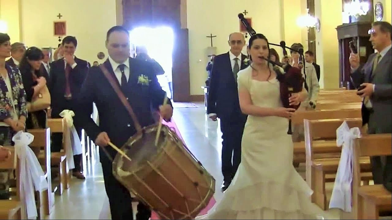 Sposa entra in chiesa suonando la CORNAMUSA e sposo con TAMBURO (2013)
