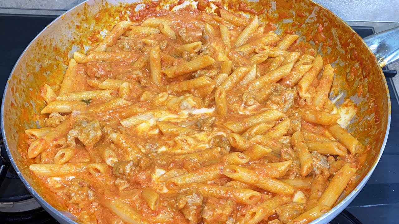 PASTA CON SALSICCIA PANNA E POMODORO