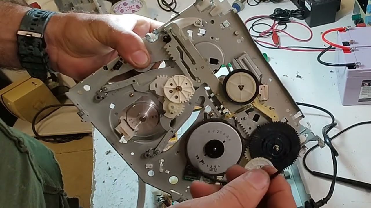 Conserto de vídeo cassete rejeitando a fita.