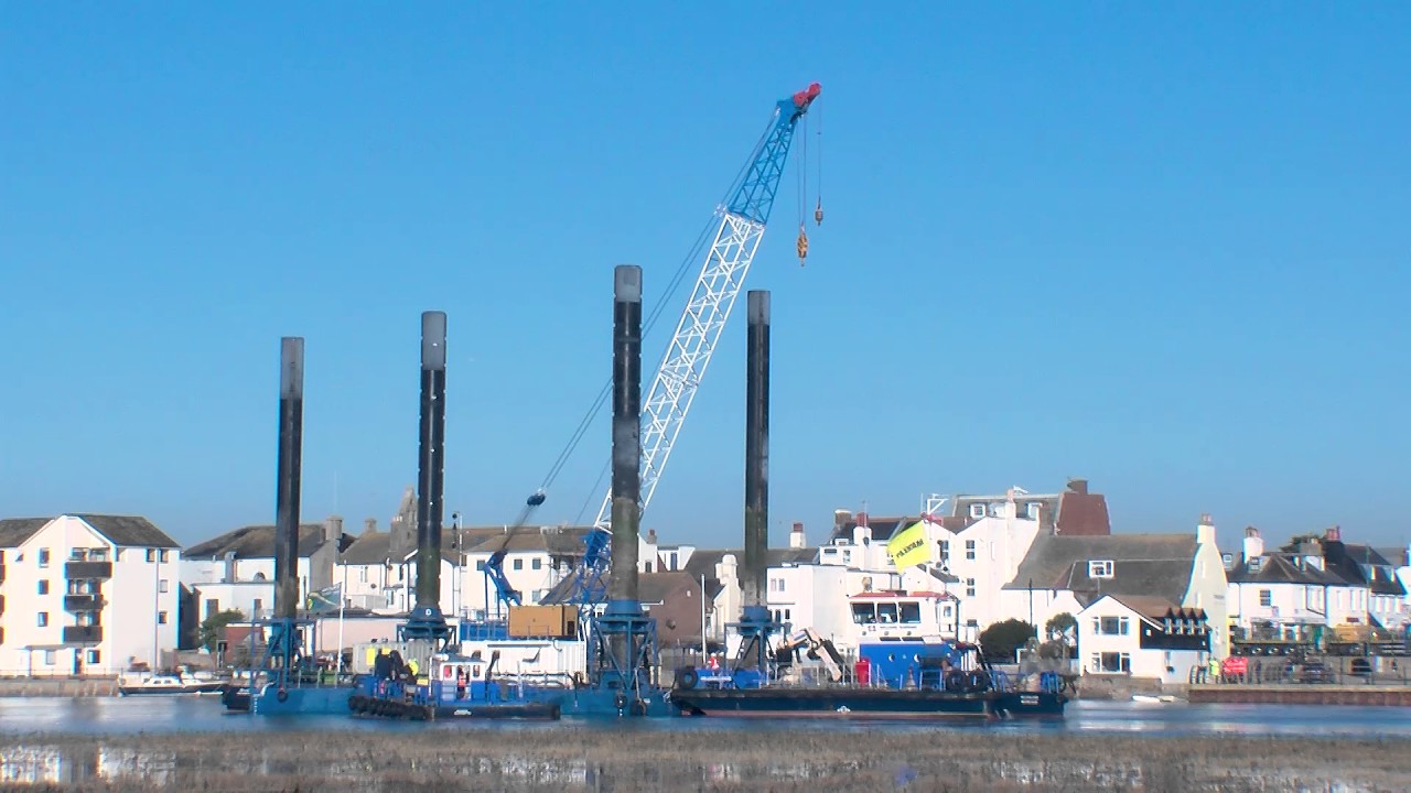 Barge Move  with JT Mackley for Shoreham Adur Tidal Walls Scheme