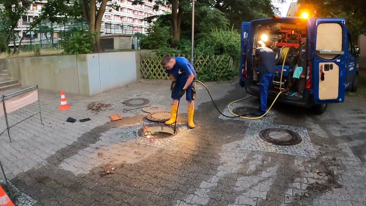 Kempinger 203. Siedlungs Hauptkanal  total verstopft.Der Nachwuchs stellt sich vor und versucht sich