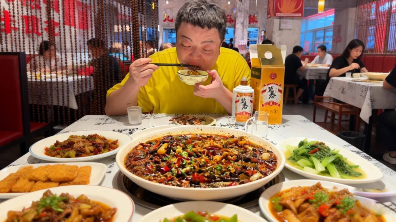 探索重庆江湖菜之鳝鱼拌面，最便宜35一碗，早晨10点就打烊，去晚吃不到【五小区彭于晏】