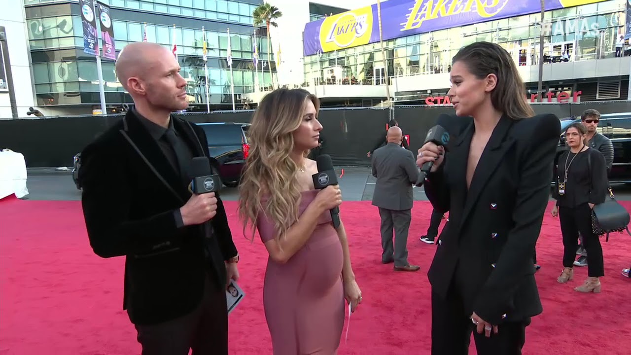 Hailee Steinfeld Interview - AMAs Red Carpet 2017
