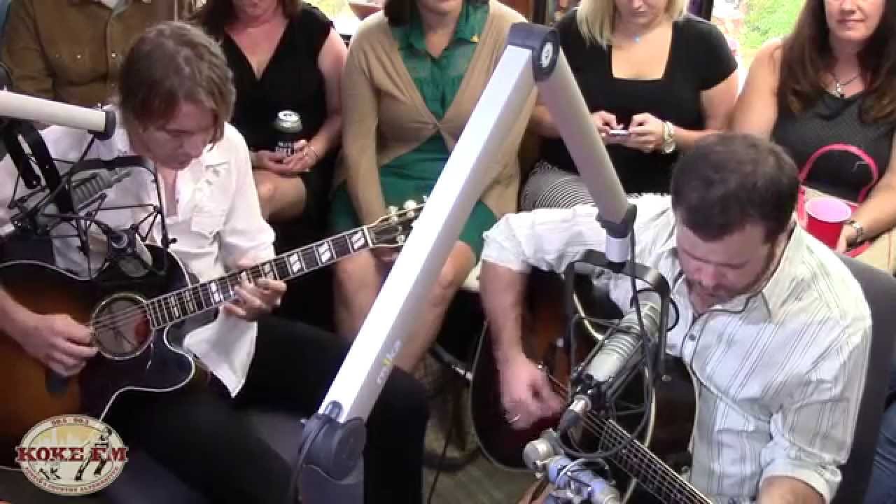 Wade Bowen sings 