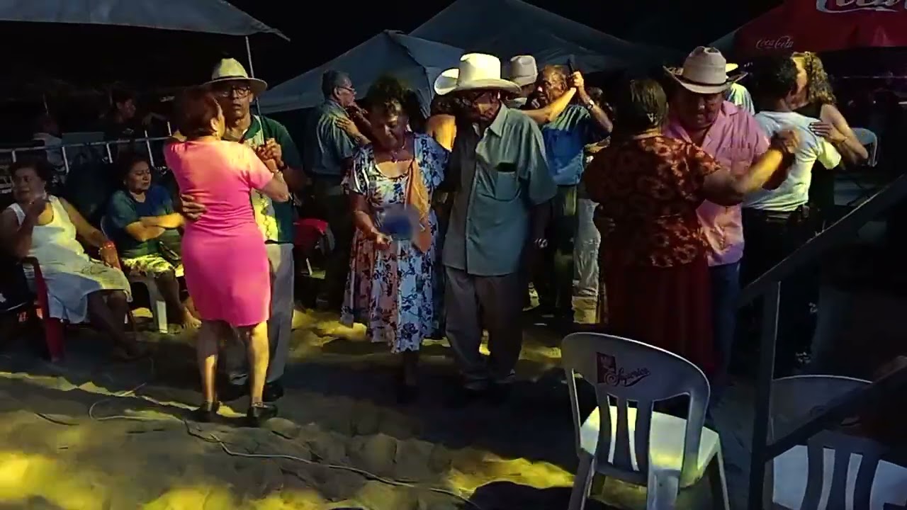 Bailando Danzón en la Playa, con DANZONERA DE JUAN CARRETO