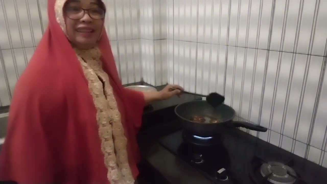 Membuat kue godok godok