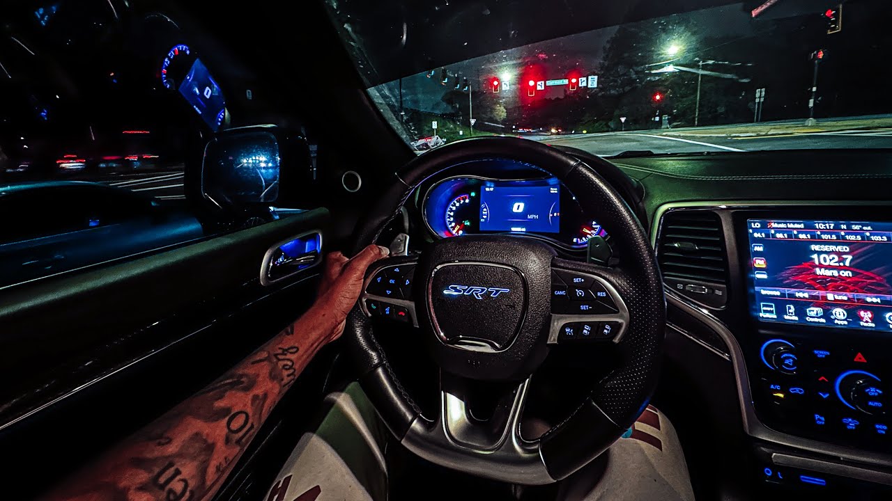 SRT Jeep 0-60 едет по улицам Атланты + ночное шоссе, вид с высоты птичьего полета..