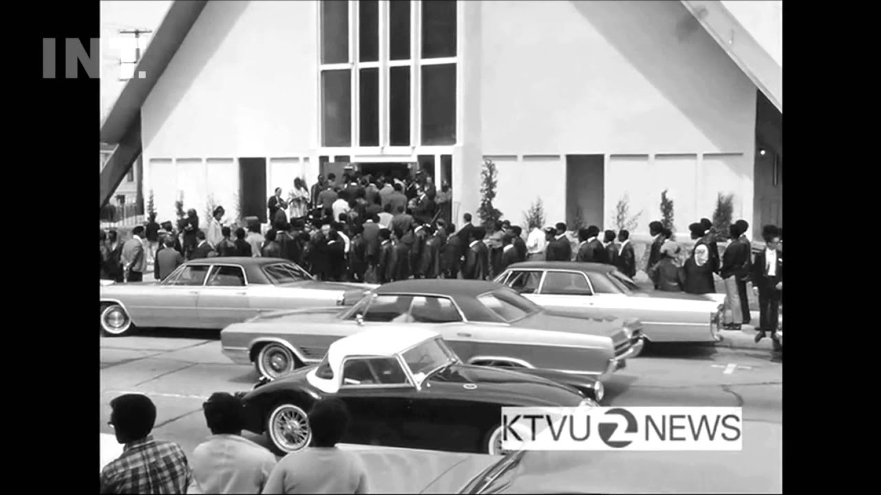 Марлон Брандо выступает на похоронах члена организации &laquo;Чёрные пантеры&raquo; Бобби Хаттона.