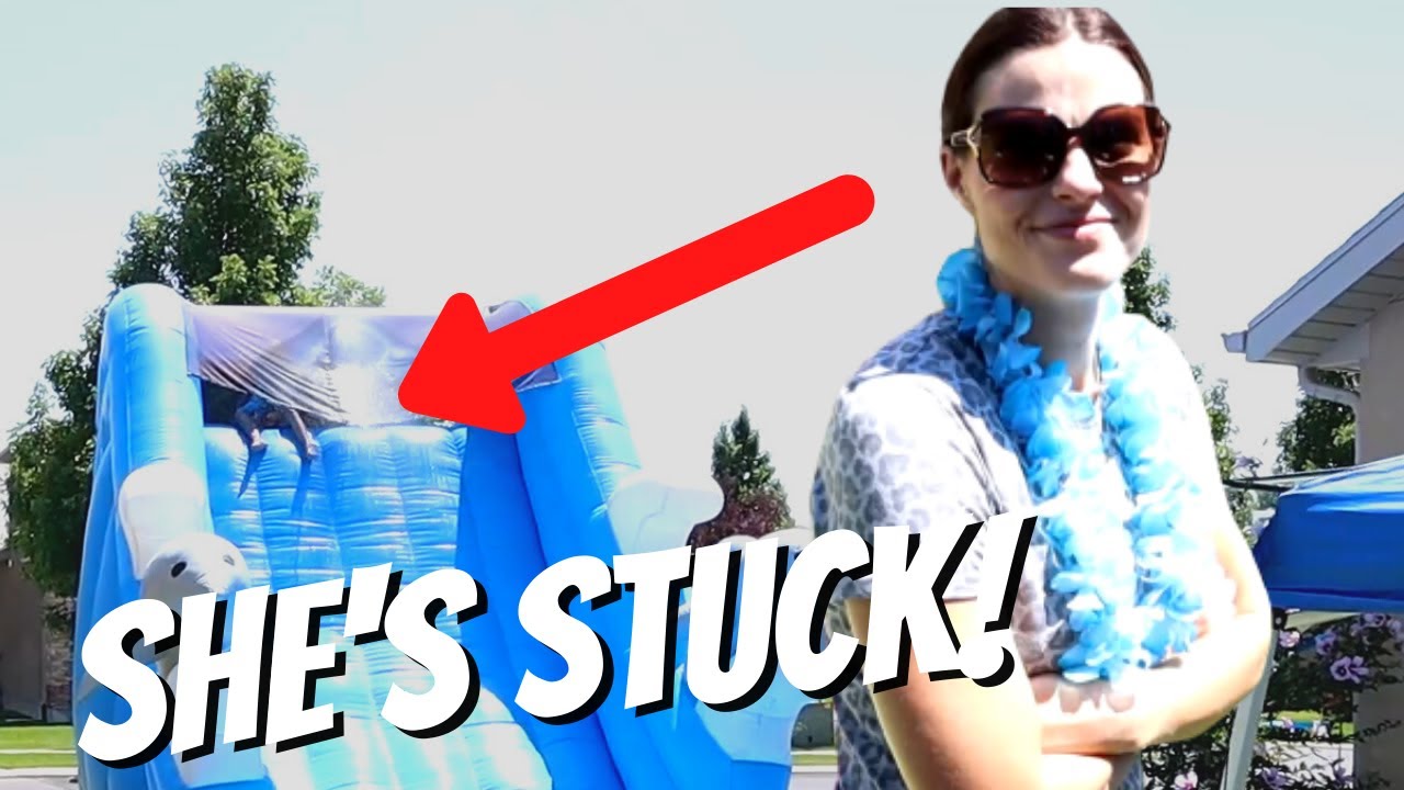 Девочка застряла на вершине огромной надувной водной горки | Празднование дня рождения с друзьями