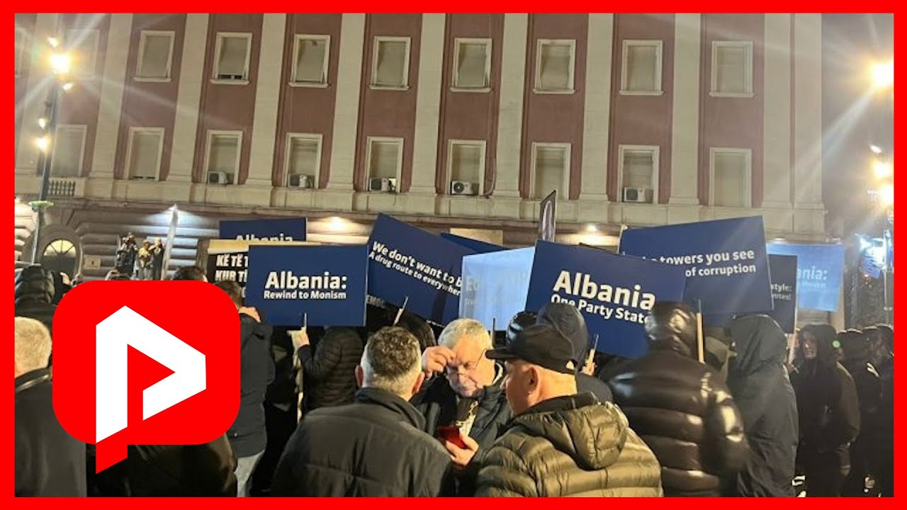 'Shqipëria 404 error'! Ndërkombëtarë hapni sytë: Pankartat në gjuhën angleze për ju!