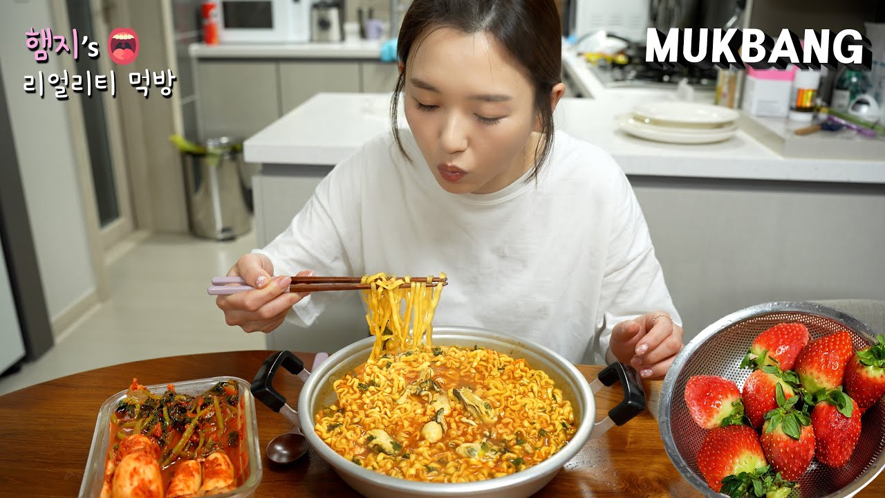 리얼먹방:) 초심먹방! 굴 듬뿍 넣은 굴짬뽕라면 (ft. 알타리김치) ★ 디저트는 딸기ㅣOyster Ramyun & StrawberryㅣREAL SOUNDㅣASMR MUKBANGㅣ