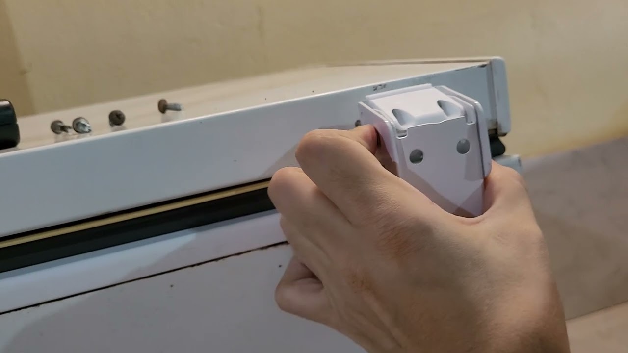 Como trocar dobradiça  Freezer horizontal Metalfrio - Tampa caindo