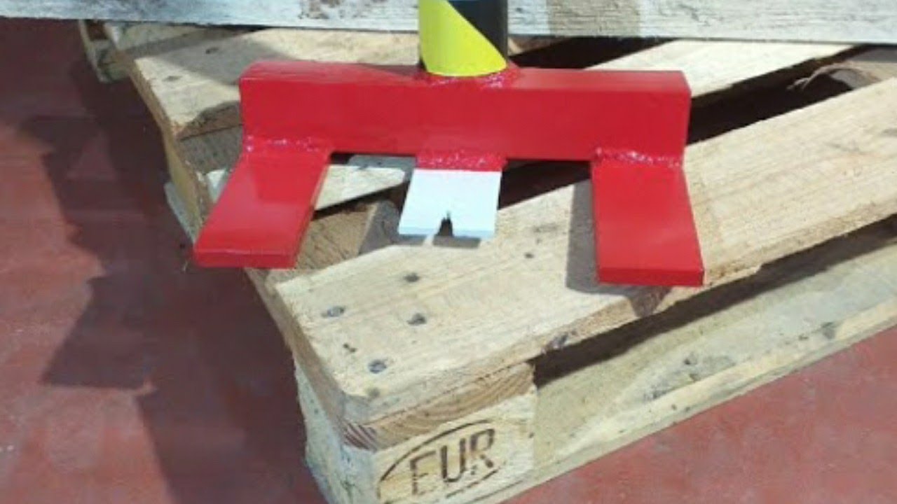 Pallet disassembly tool with integrated nail punch. Attrezzo smonta pallet con tirachiodi integrato