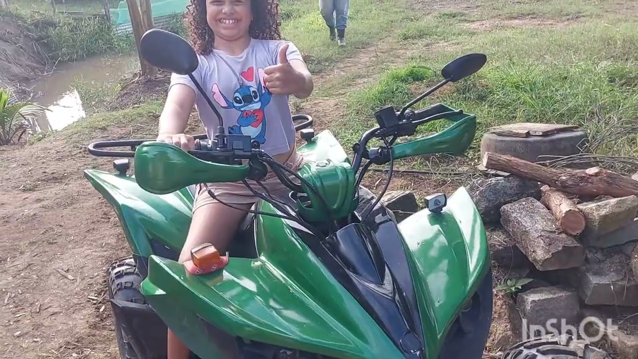 Minha neta de 10 anos pilotando o quadricicolo