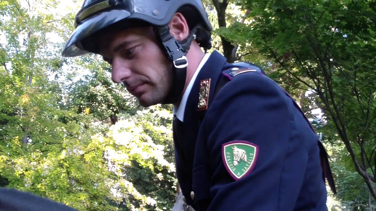 La polizia a cavallo in azione a Cremona