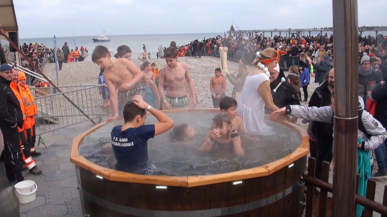 Neujahrsbaden 2020 Am Strand vom Ostseebad Boltenhagen Part Durchgang der Kinder...