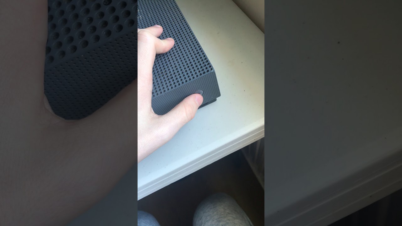 Xbox one s turns on then off again