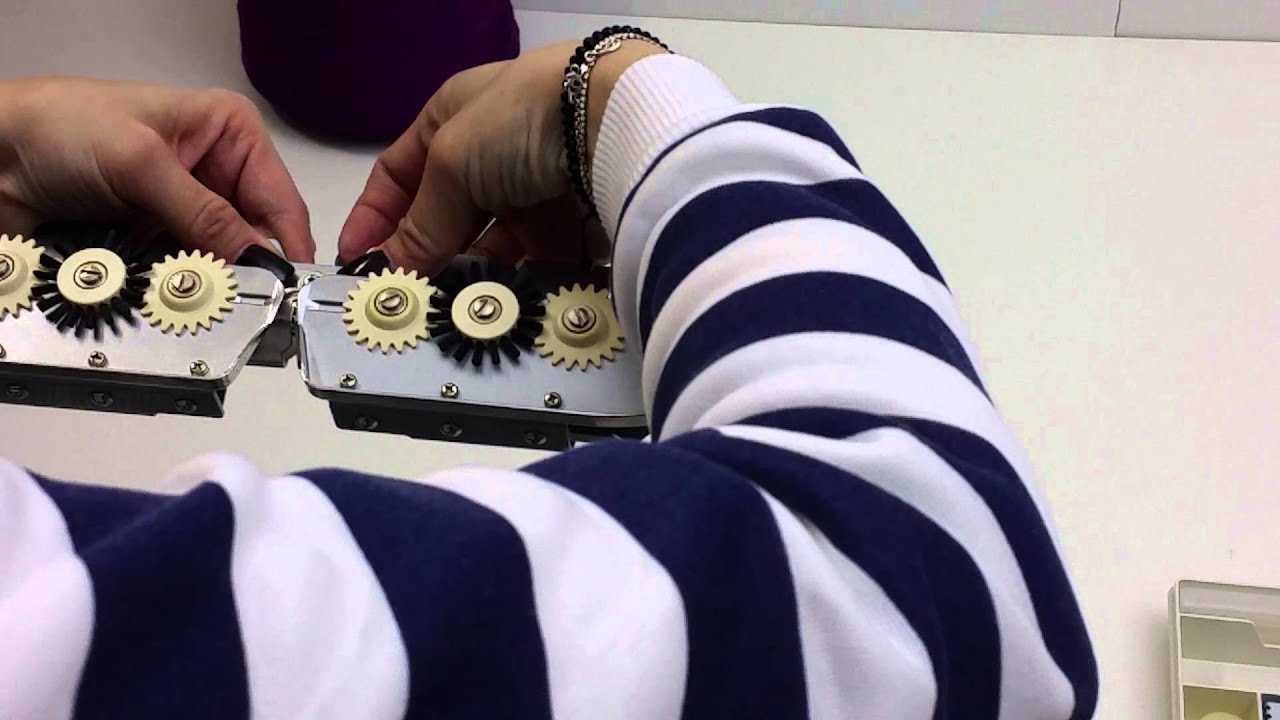 BROTHER KH588.  Как установить челнок для платинга. How to attach Plating Yarn Feeder.