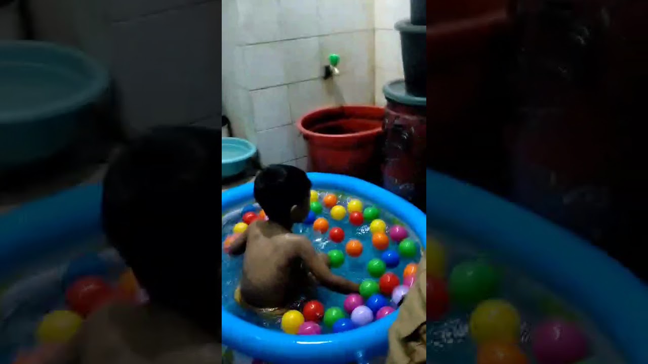 Berenang Dikolam Air Sama Balon