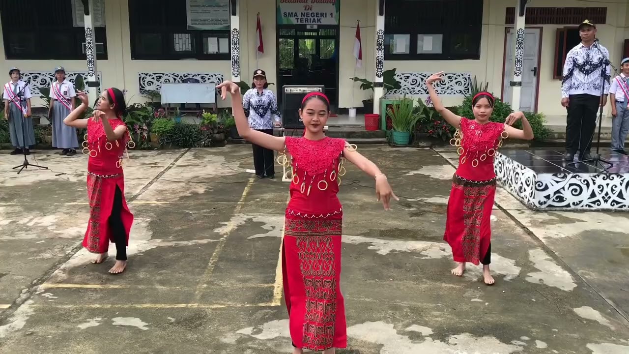 Tarian Dayak. By_SMA Negeri 1 Teriak