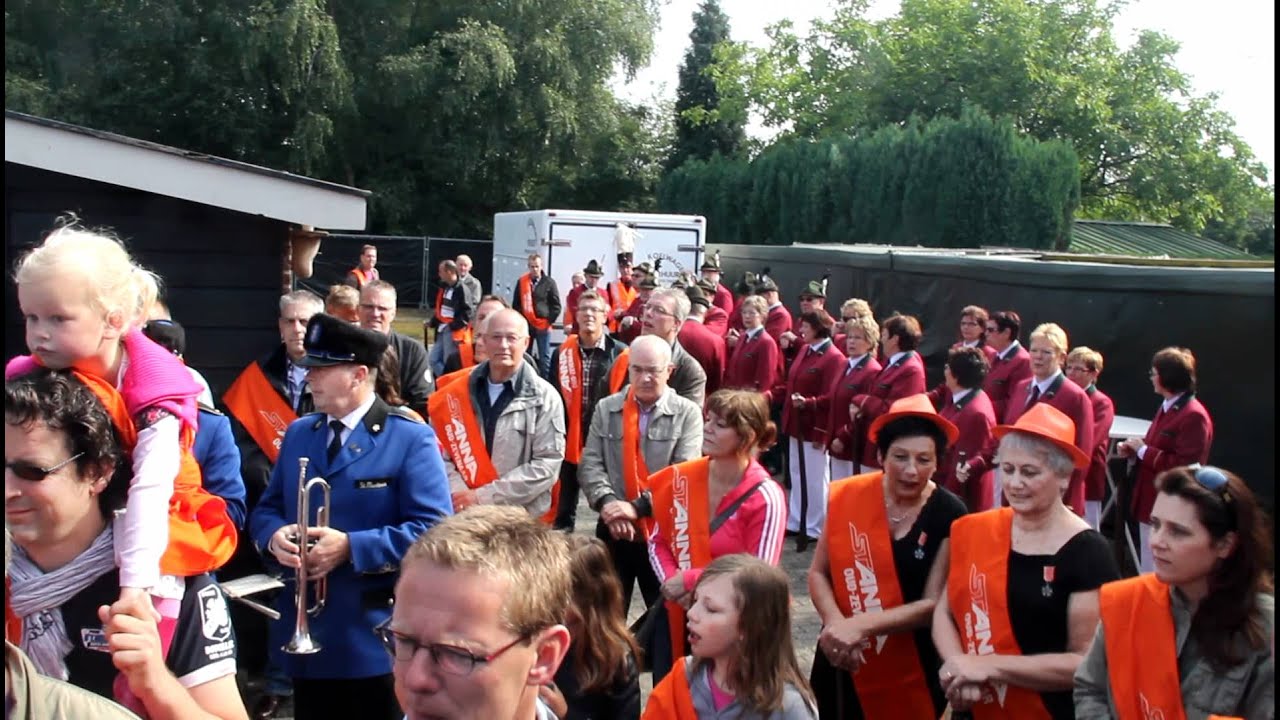 Jeugdvendeliers schutterij St. Anna brengen vendelhulde aan het koningspaar 2011