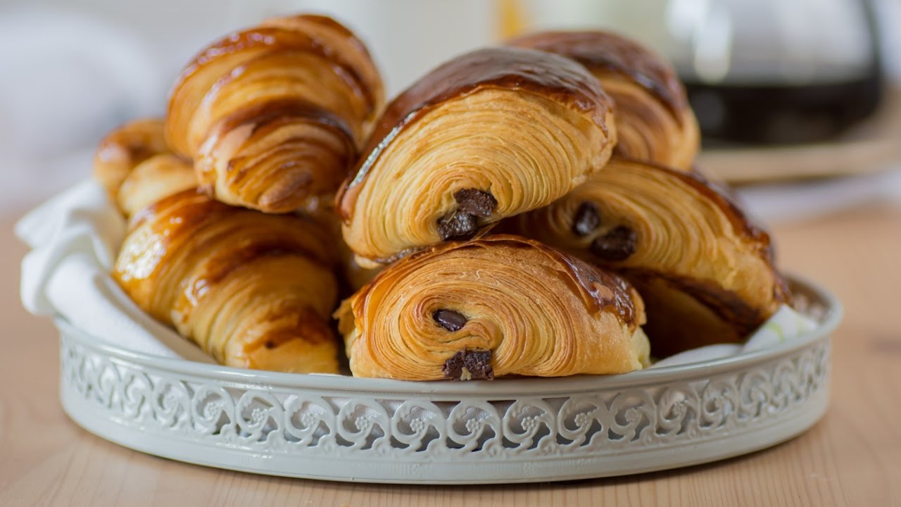 Pains au chocolat et croissants بتي بان وكرواسون