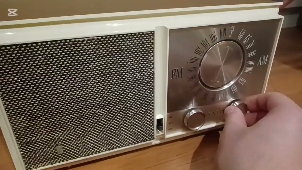 Zenith M723 AM FM tube radio from 1965