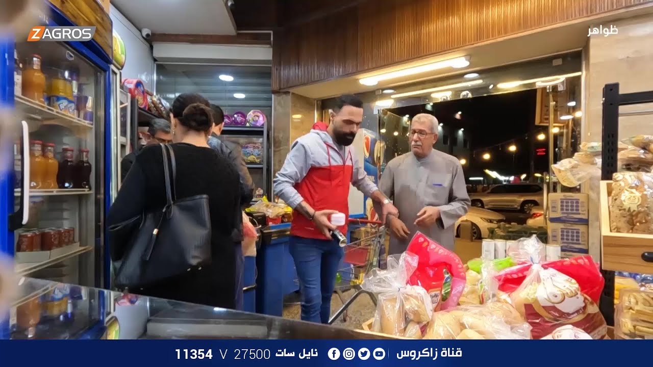 شاب يسيء معاملة والده المسن لساعات والمفاجأة لم يتدخل احد لايقافه!
