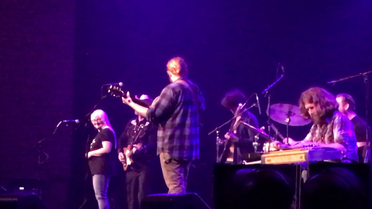Tyler Childers with Luna “That thing you said” @MAC Prestonsburg Ky 11-25-17 awesome performance