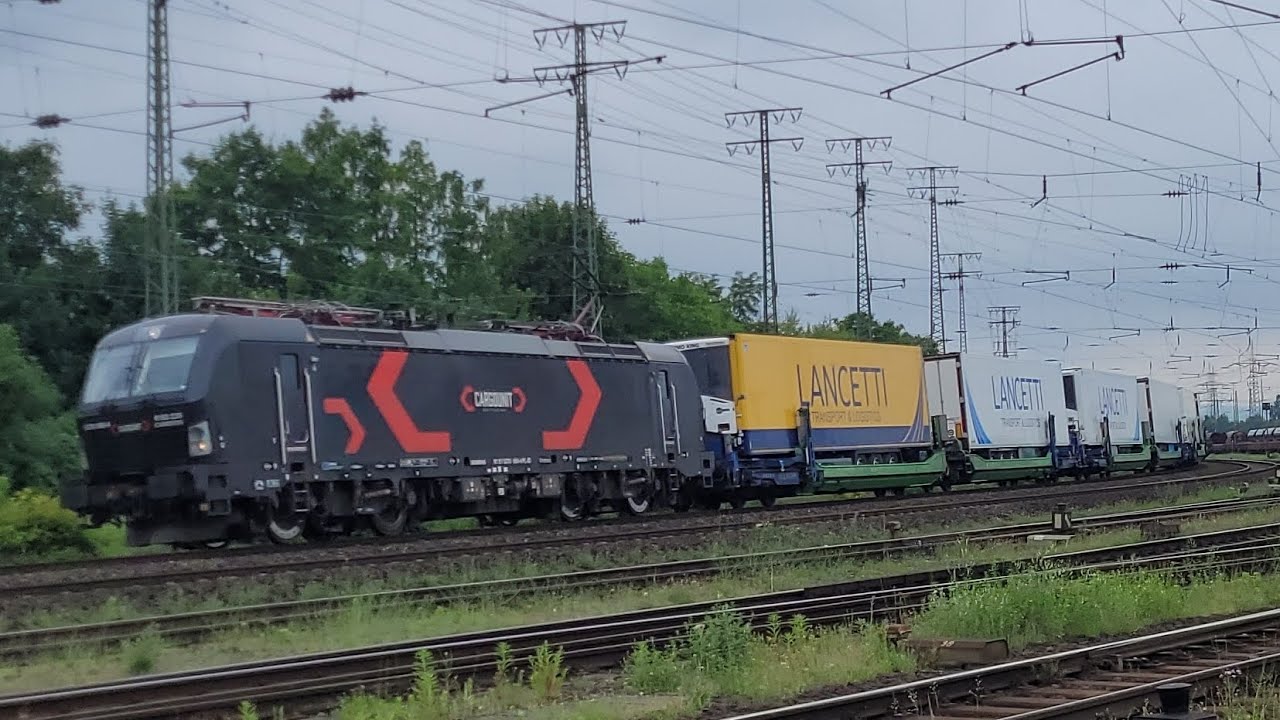 Helrom 6183 238 toeterend met een trailertrein te Koblenz-L&uuml;tzel