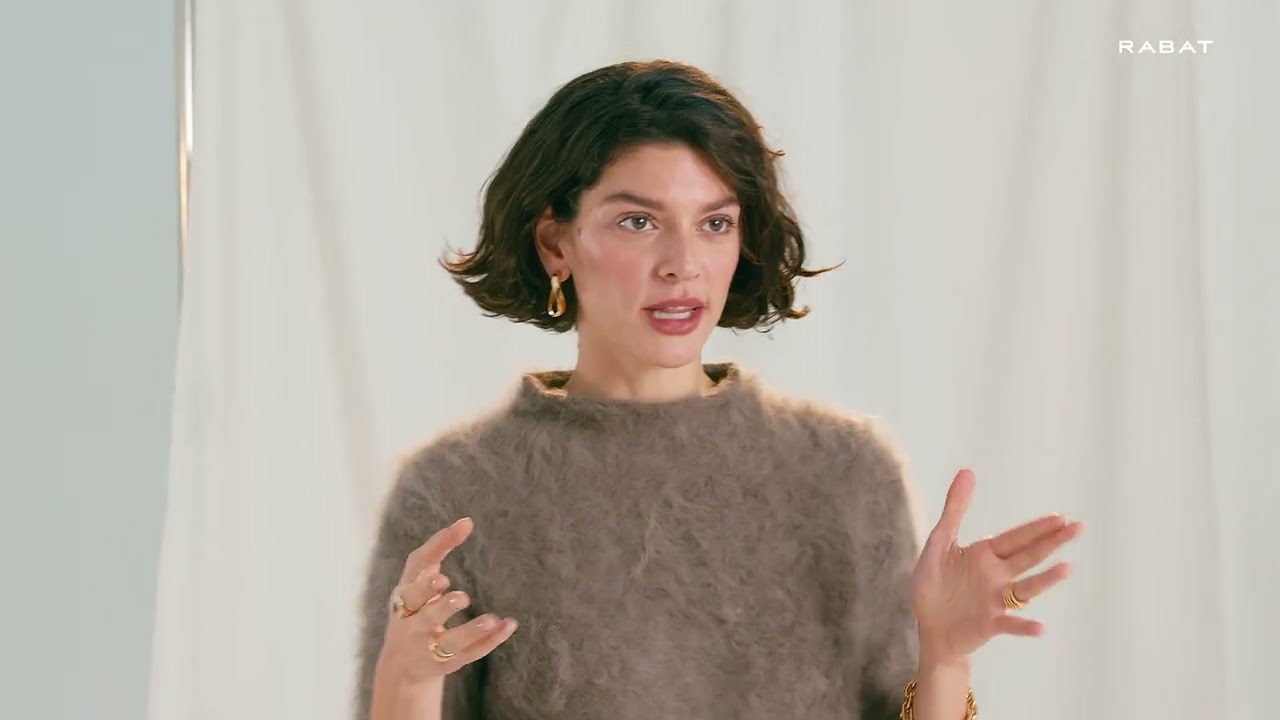 Cómo combinar diferentes joyas para pasar de un look de día a uno de noche | Styling Tips