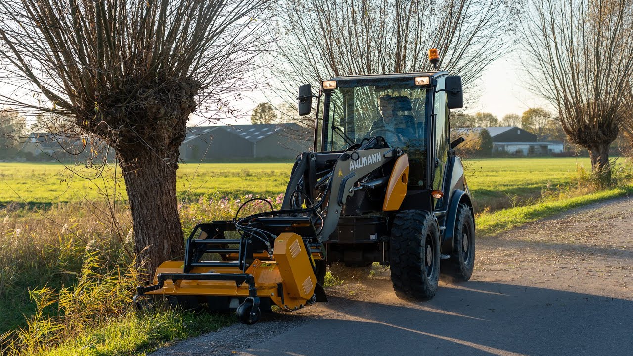 Ahlmann AS600 zwenklader met klepelmaaier