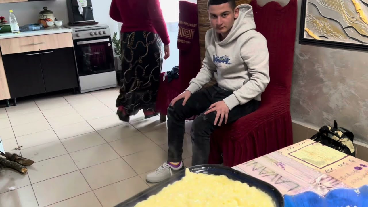 Mâncăm macaroane cu brânză