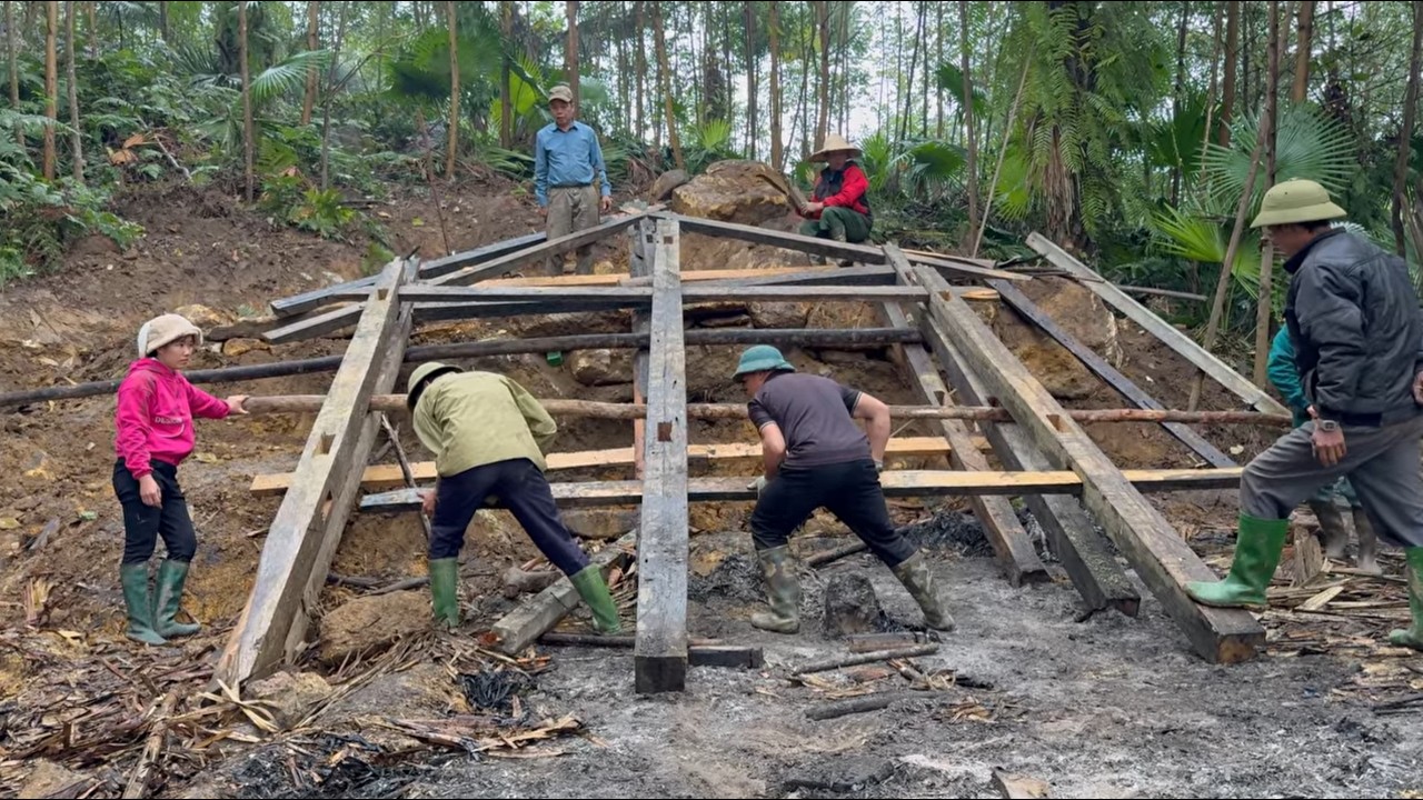 The talented girl helps the old man in the forest build a new wooden house to replace dilapidated