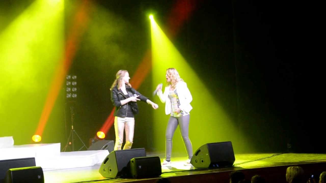 Laura van Kaam (14j.) met Fabienne Bergmans, River deep mountain high cover, Tina Turner