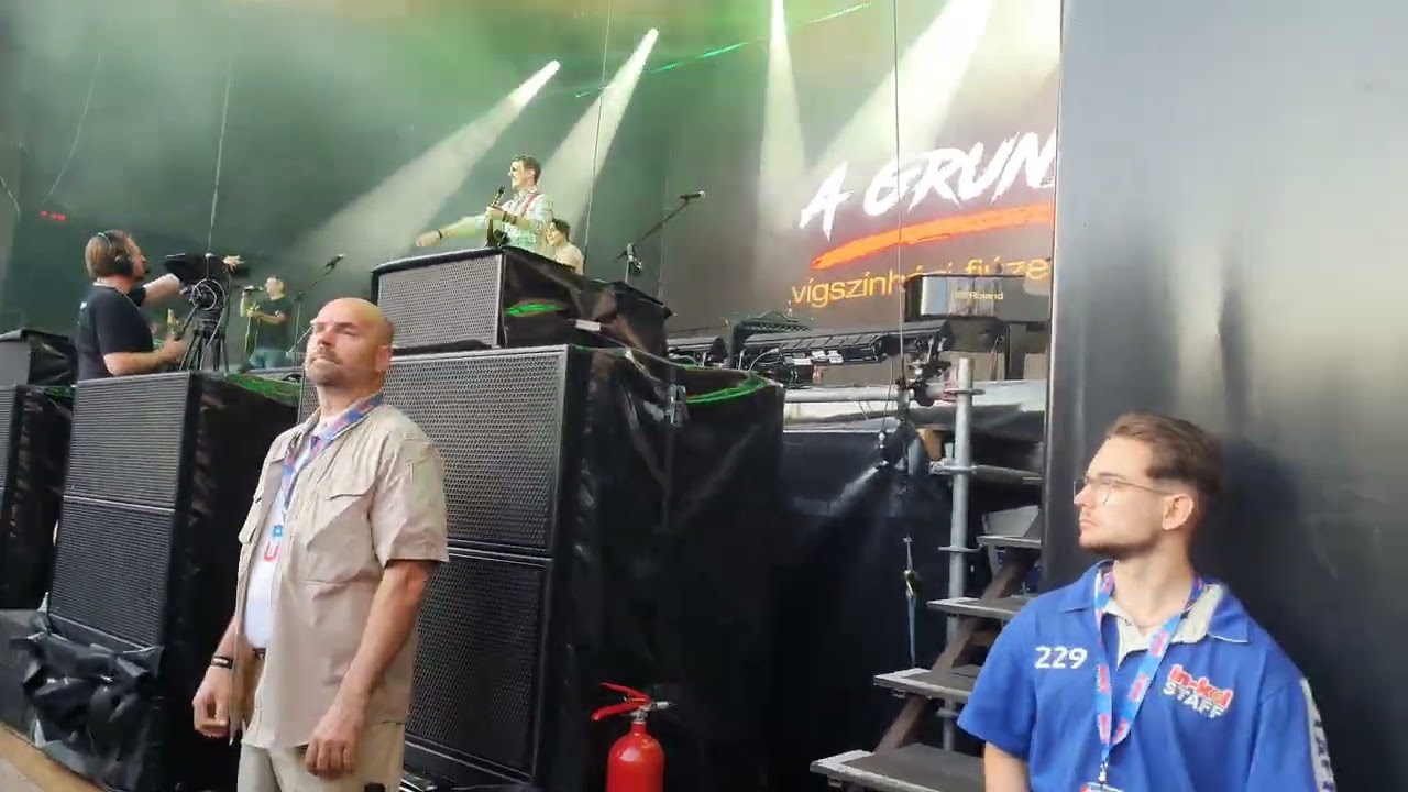 A Grund - Vígszínházi Fiúzenekar - Intro & Éljen a Grund!