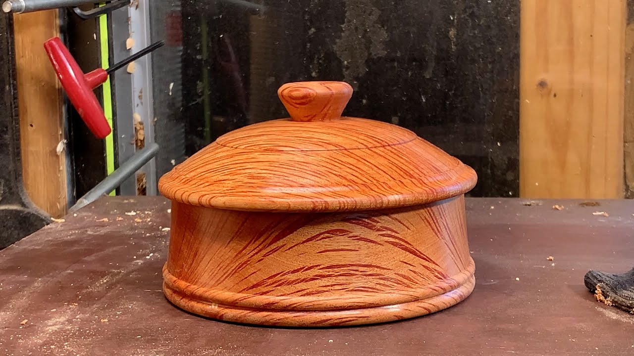 Richard Raffan turns a jewel box from splintery she oak.