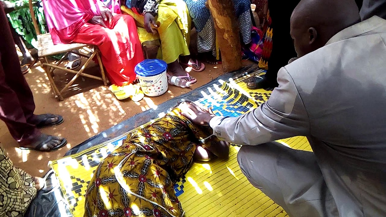 Apôtre Mamadou Paul Dembélé chasse les démon serpent d'une femme