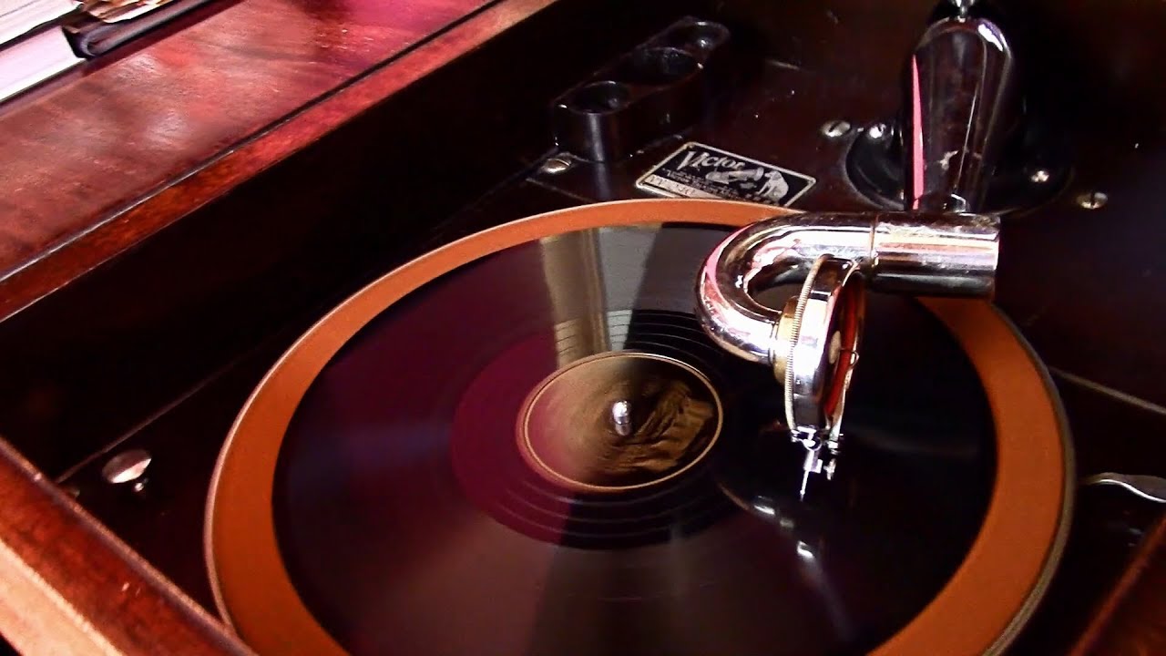 "Auld Lang Syne" played on 1925 Victrola ....... Happy New Year !!