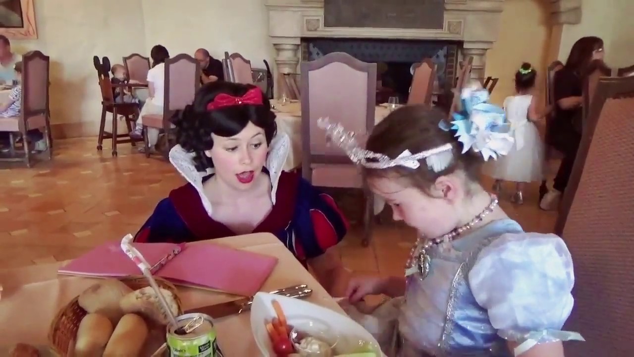 Disneyland Mimi meets Snow White and sings for her.