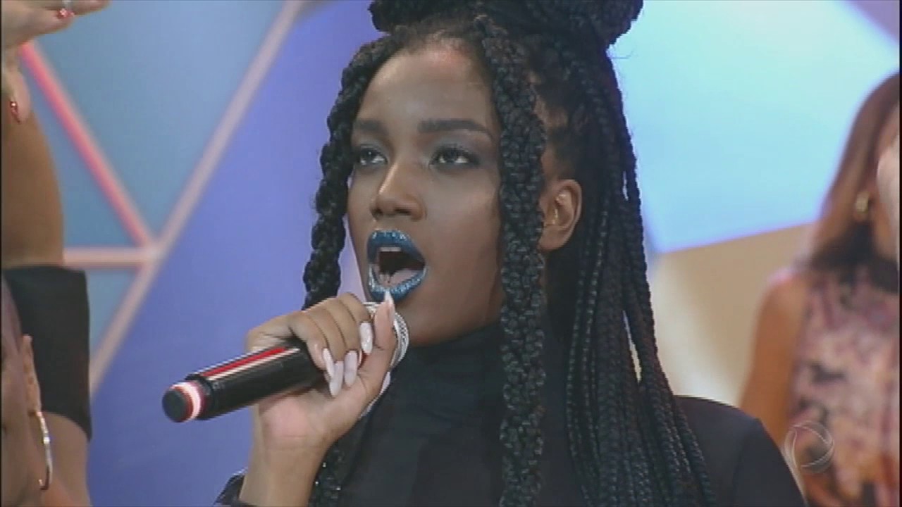 IZA canta seu sucesso Te Pegar no palco do Legendários