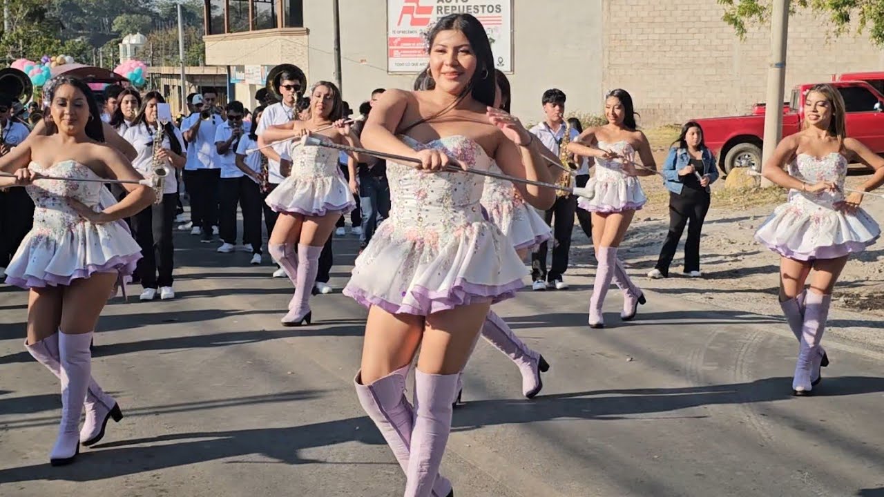 LOURDES LATIN BAND ✨ Magnífica presentación en Desfile del Correo de Ahuachapán 2026 💃