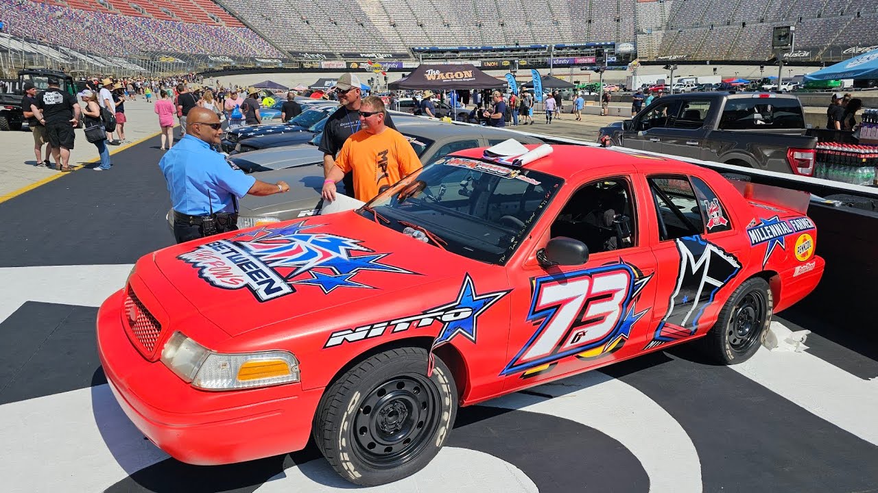 Разносим трассу Bristol Motor Speedway на Crown Vics Клитуса Макфарланда!
