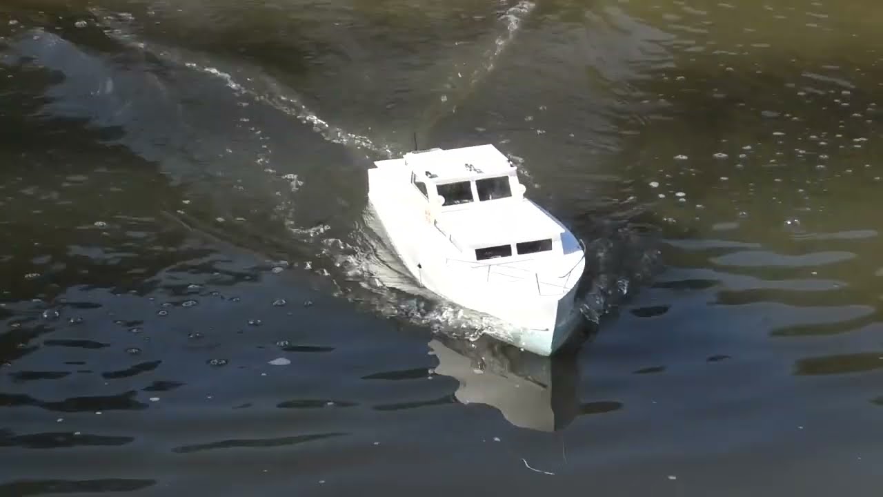 RC vintage model of Vic Smeed's Moonglow (1964) nicely restored on the pond