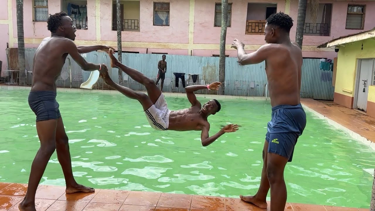 親しき友人を笑顔で投げ飛ばすケニア人