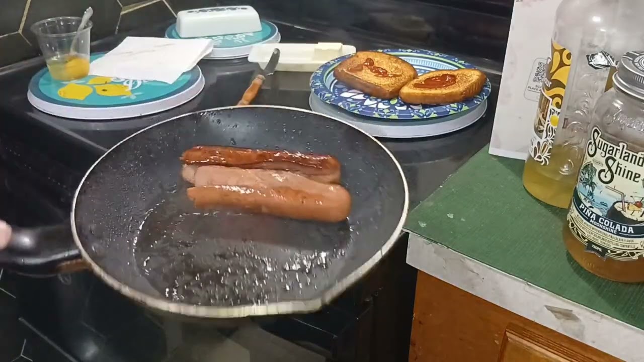 Show How too Cook Franks & Eggs Sandwich 🥪 For Breakfast.😀😀